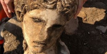 Archeologia, ritrovata testa di divinità ai Fori. Il sindaco: «Roma sorprende»